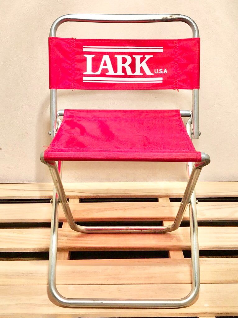 昭和レトロ　 LARK ラーク　パイプ椅子　折りたたみチェアー　肘掛け付き ⚫︎LARK／ラーク⚫︎折りたたみ式パイプ椅子×3⚫︎タバコ