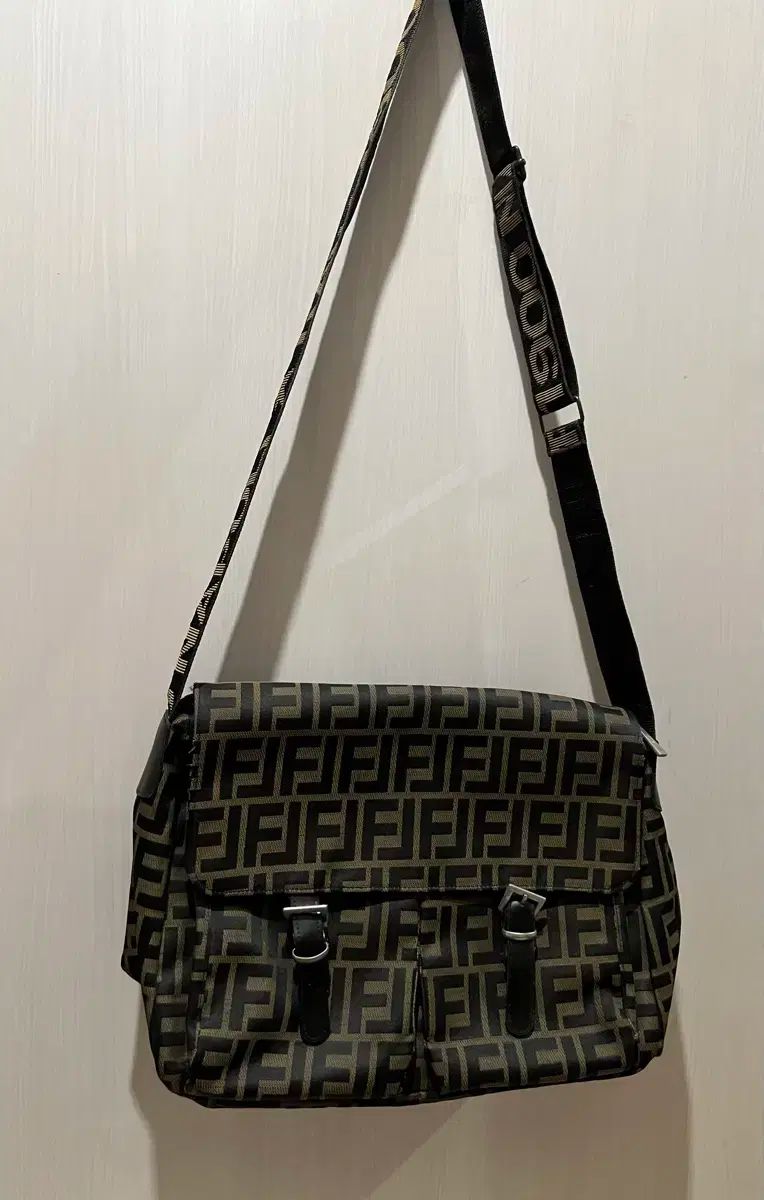 ショルダーバッグ FENDI フェンディのレザーメッセンジャーバッグ 