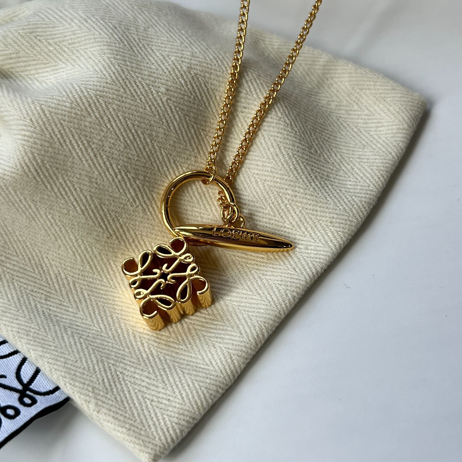 希少!ロエベ LOEWE アナグラム ペンダント ネックレス ゴールド 人気  