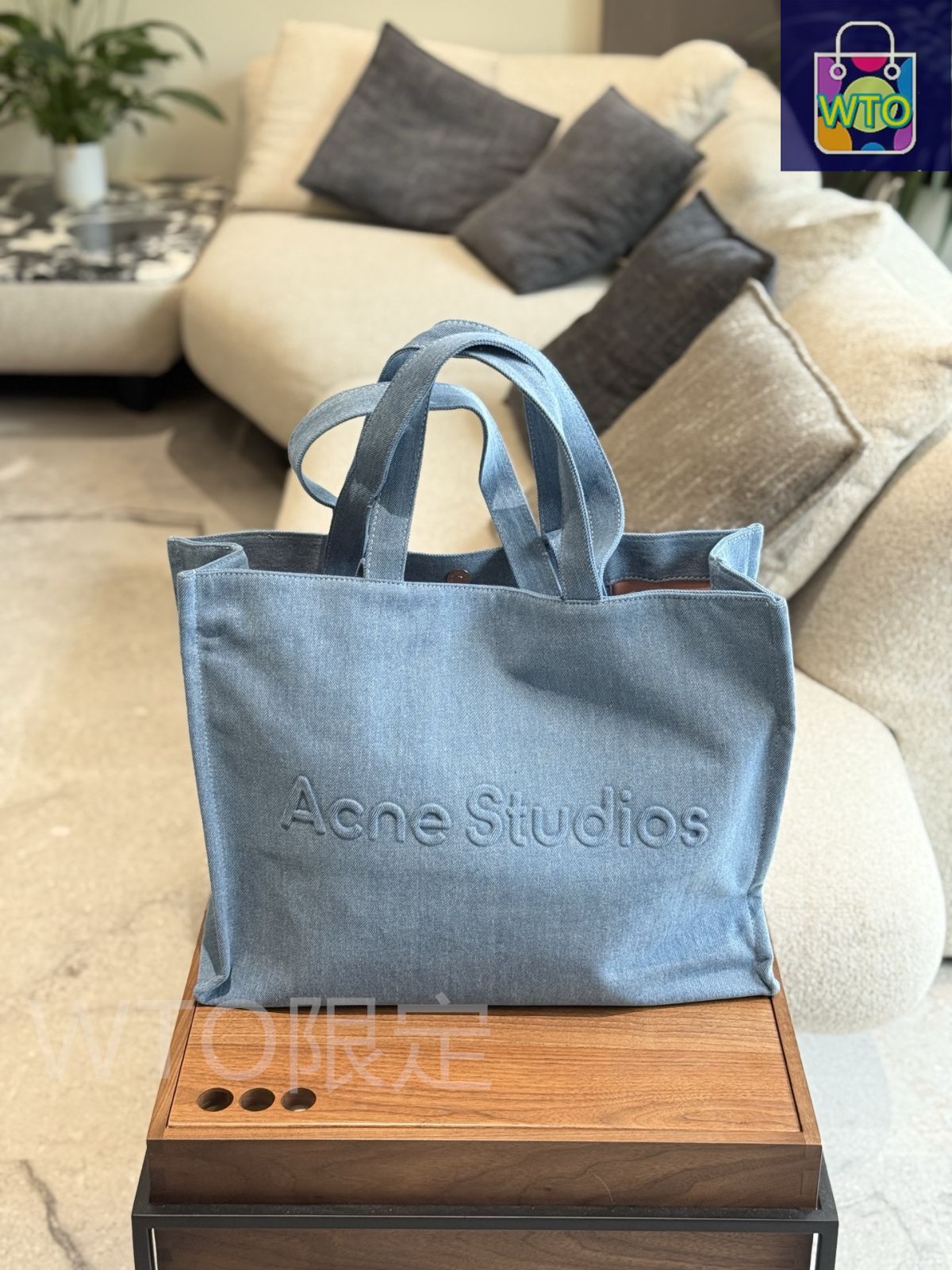 Acne Studios デニムトートバッグ ACNE STUDIOS メタリックデニム トートバッグ エンボスロゴ入り