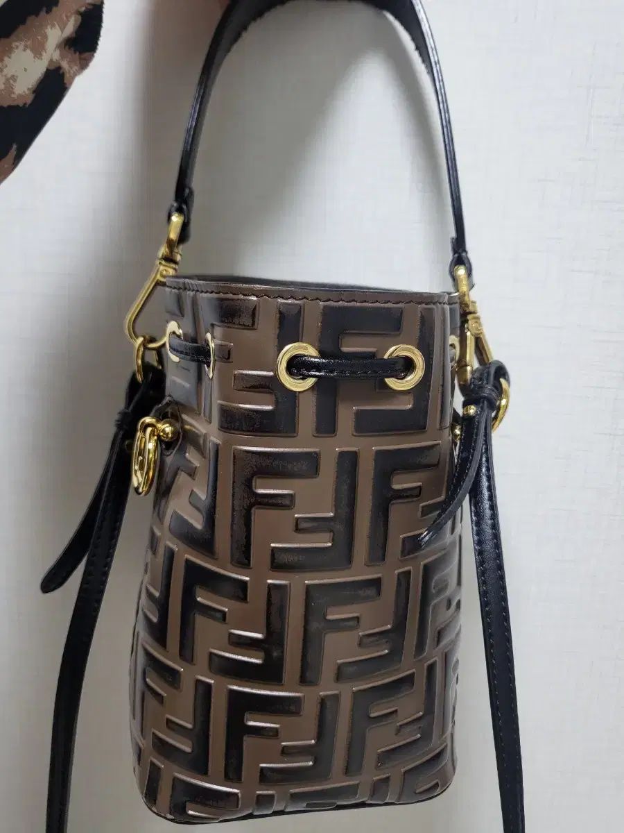 正規品 FENDI フェンディ モントレゾール FF ロゴ スポーツブラ ブラウン バケットバッグ