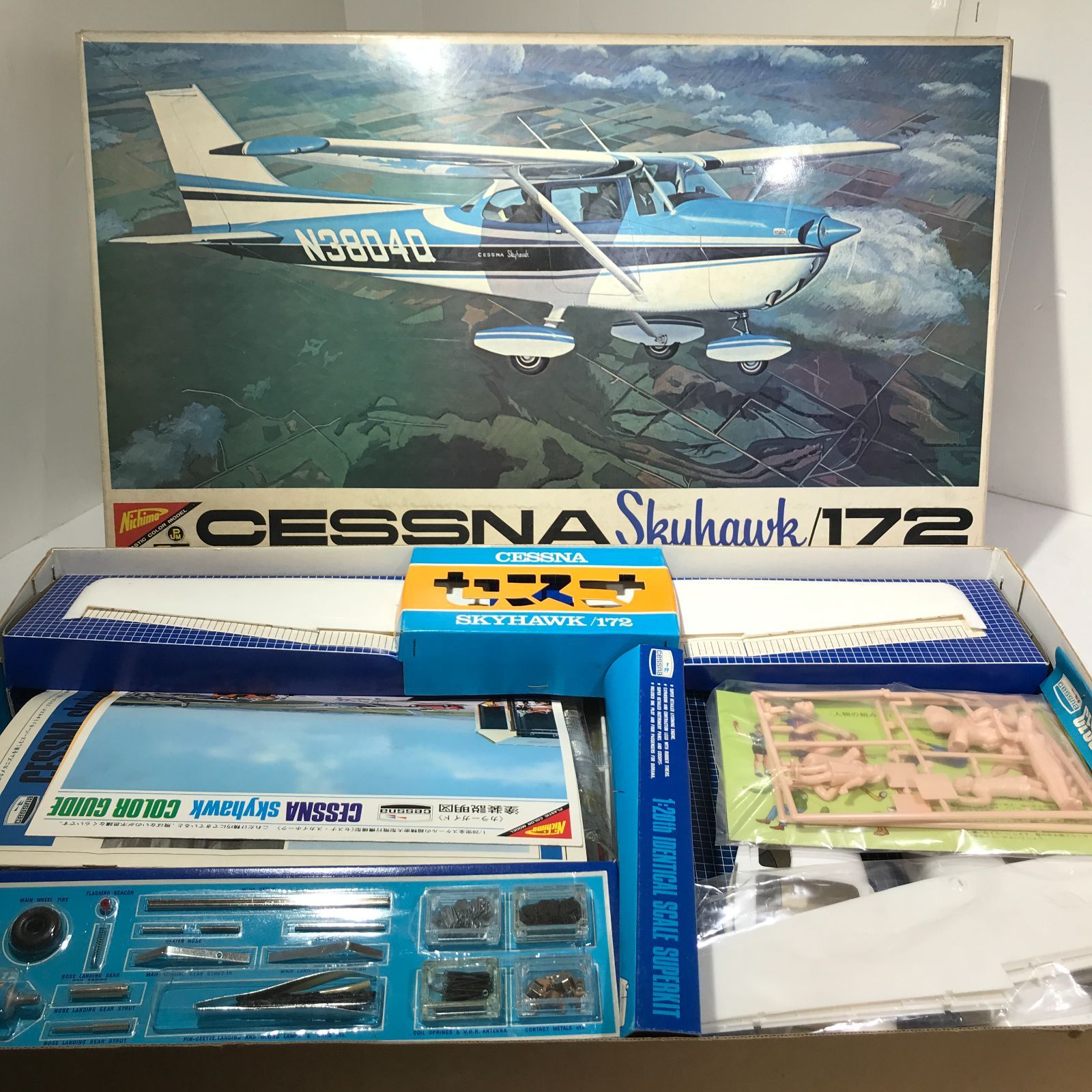 Cessna Skyhawk 172 組み立てキット Model Kit Cessna 172 Skyhawk Aircraft White with Green and