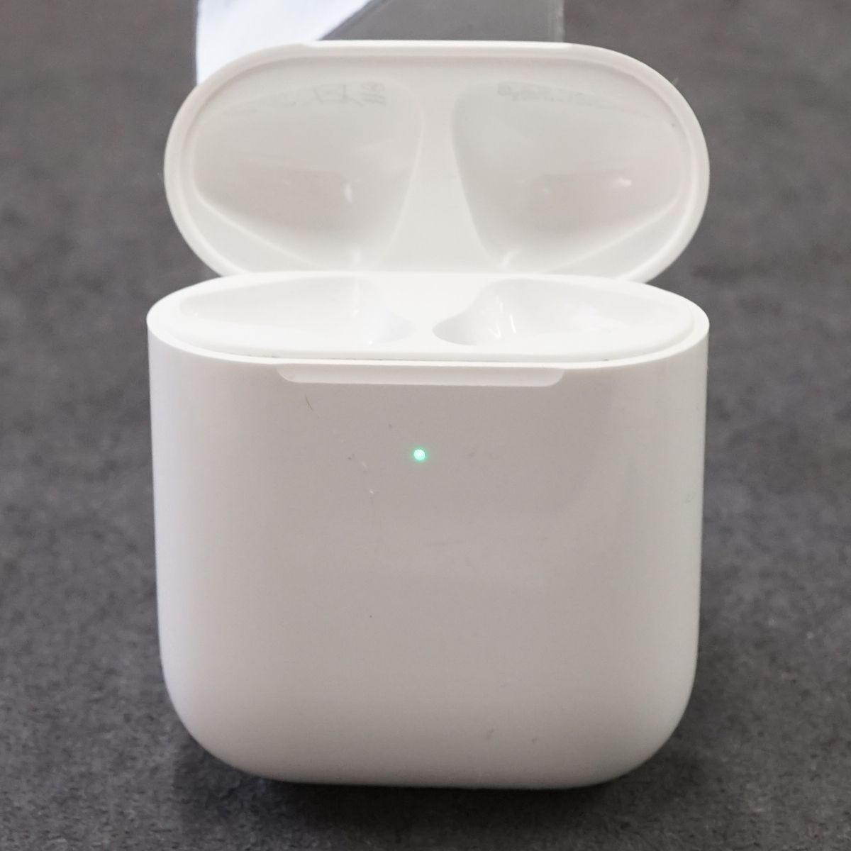 Apple AirPods with Wireless Charging Case エアーポッズ 充電ケース 