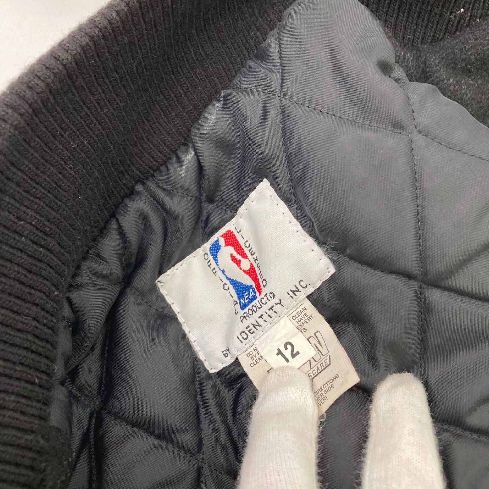 シカゴ・ブルズ スタジャン 赤黒リバーシブル　ジッパータグなし シカゴ・ブルズ スタジャン 赤黒リバーシブル ジッパータグなし シカゴ