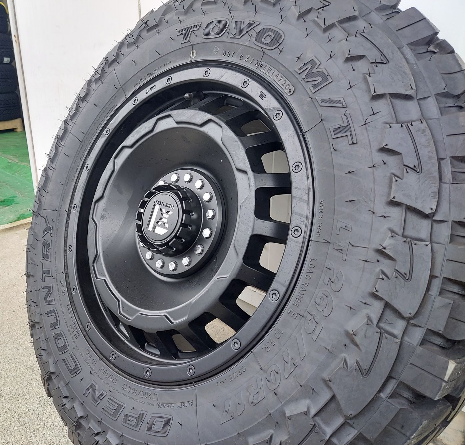 プラド ハイラックス サーフ FJクルーザー H3 17インチ LEXXEL SwaGGer 