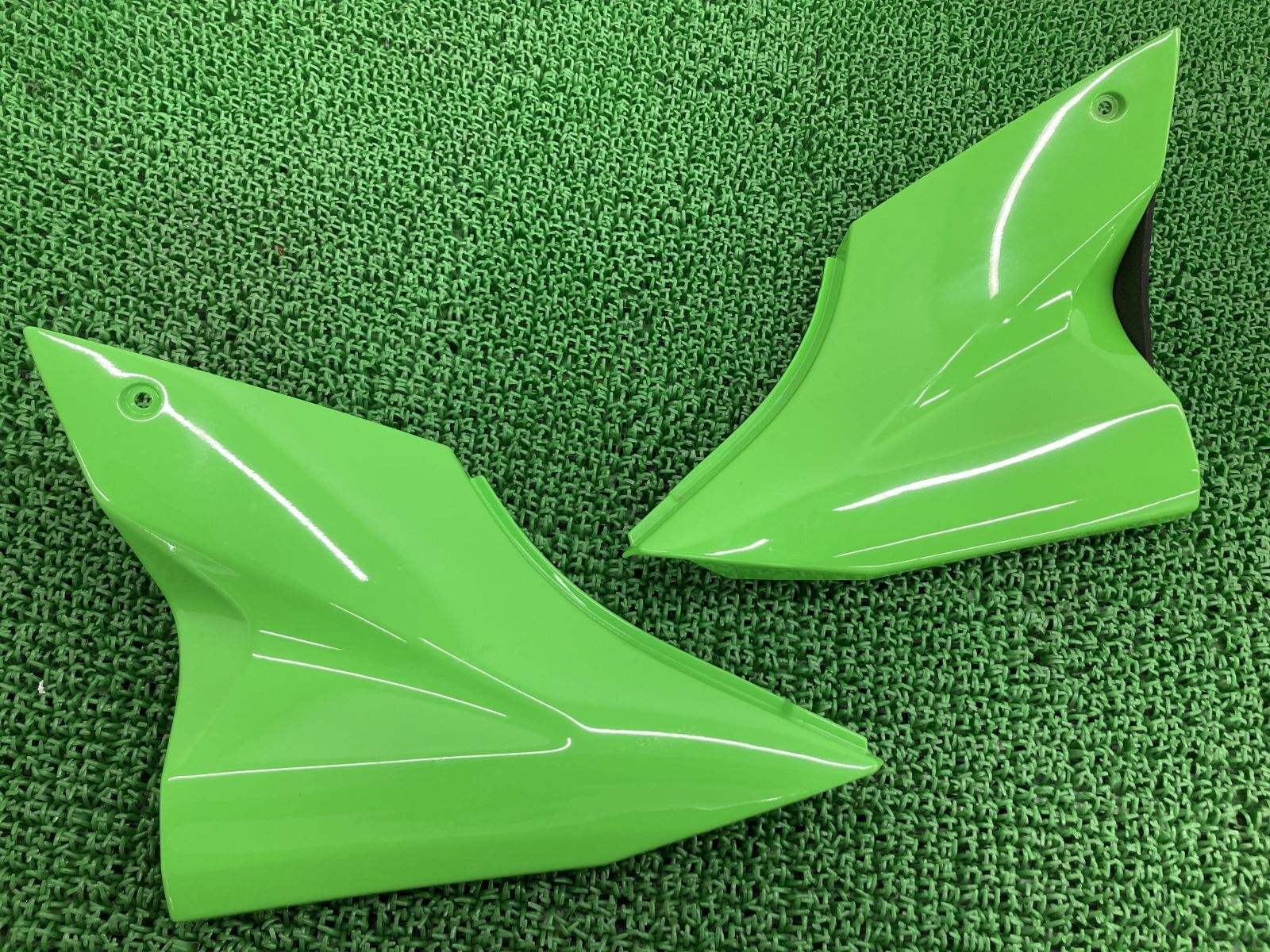 ZX-10R サイドカバー 左右 緑 36001-0071/36001-0072 カワサキ 純正 2006年式外し ZXT00D 36001-0071 36001-0072 【中古】 91 ZX-10R サイドカバー 左右 緑 36001-0071/36001-0072 カワサキ 純正