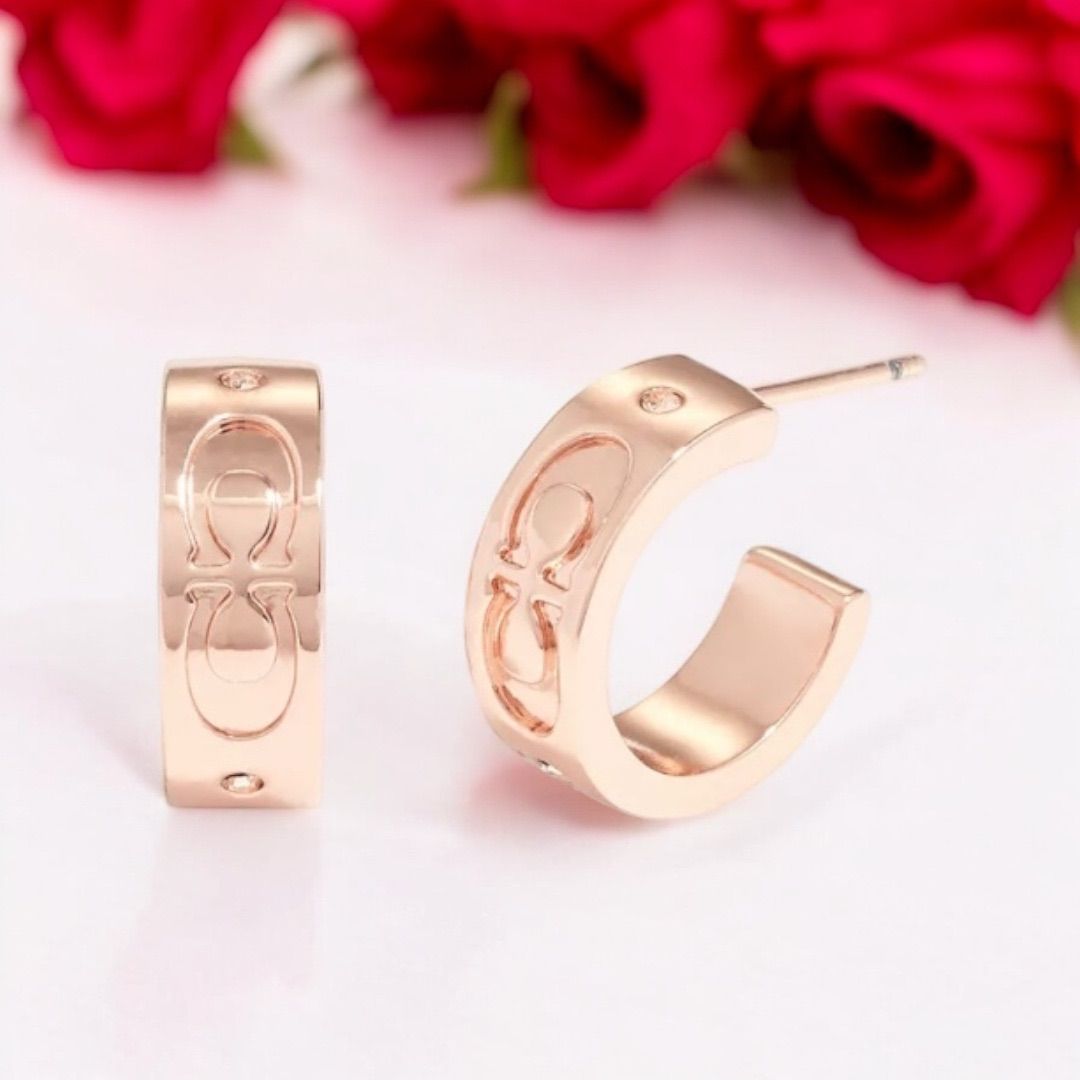 COACH シグネチャー ハギー ピアス - メルカリ