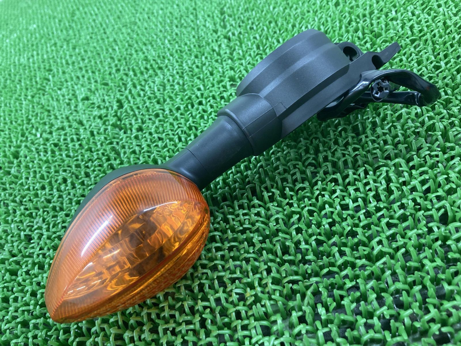 V-MAX1700 フロントウインカー 右 1121-592 ヤマハ 純正 中古 バイク 部品 RP22J 逆車仕様 クランプ VMAX コンディション良好