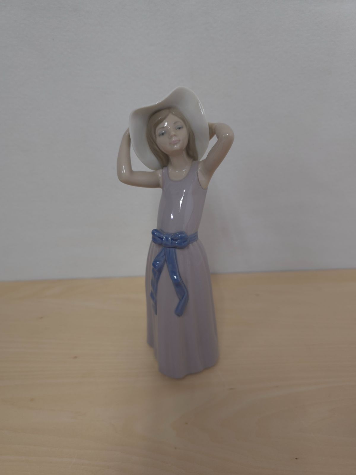 中古】M▽リヤドロ LLADRO 陶器 人形 置物 帽子 少女 TRYING ON A 