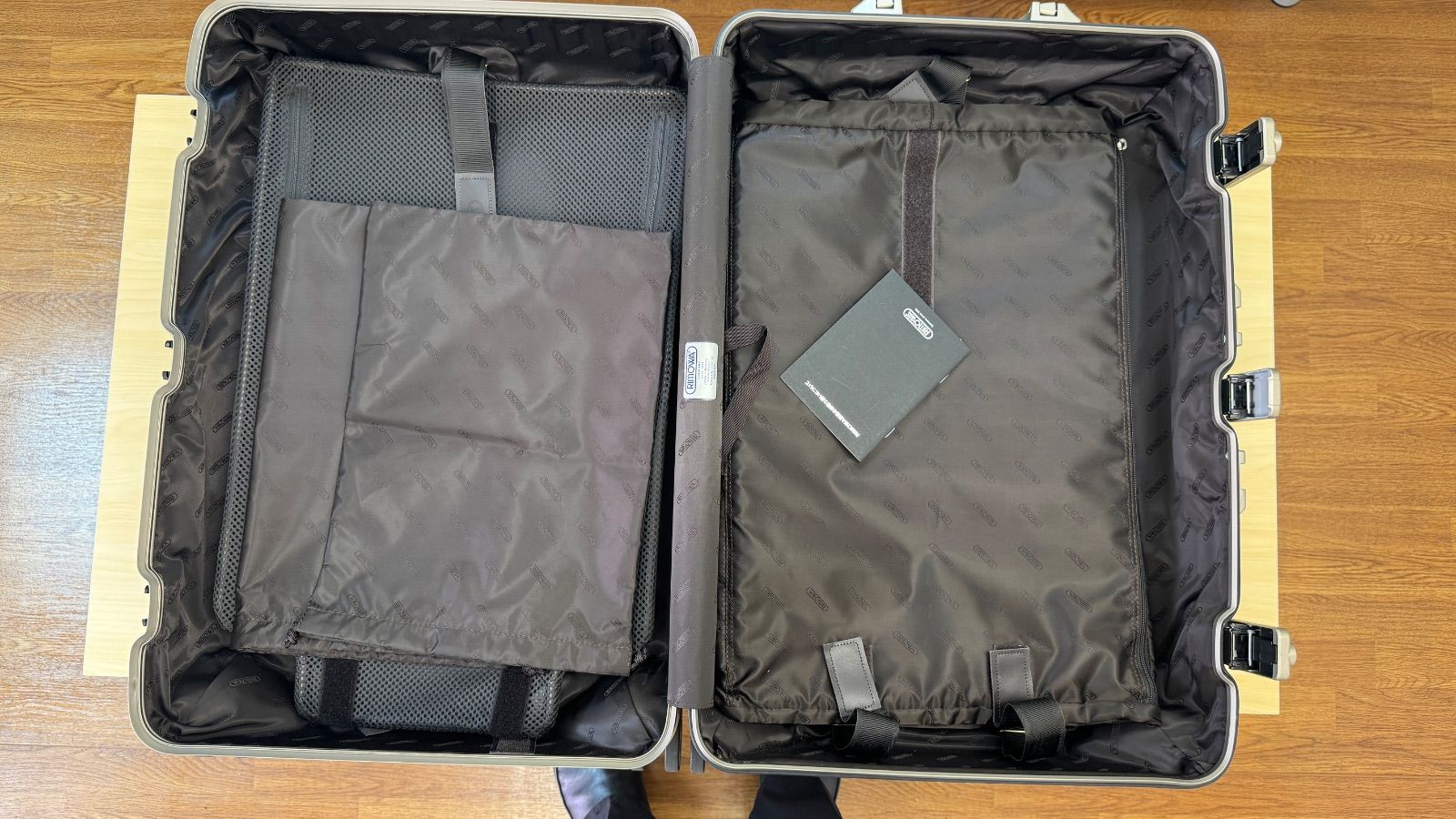 美品 リモワ トパーズ キャリーケース チタニウム　TSAロック 26L 4輪 RIMOWA リモワ キャリーケース TOPAS CABIN TITANIUM トパーズ