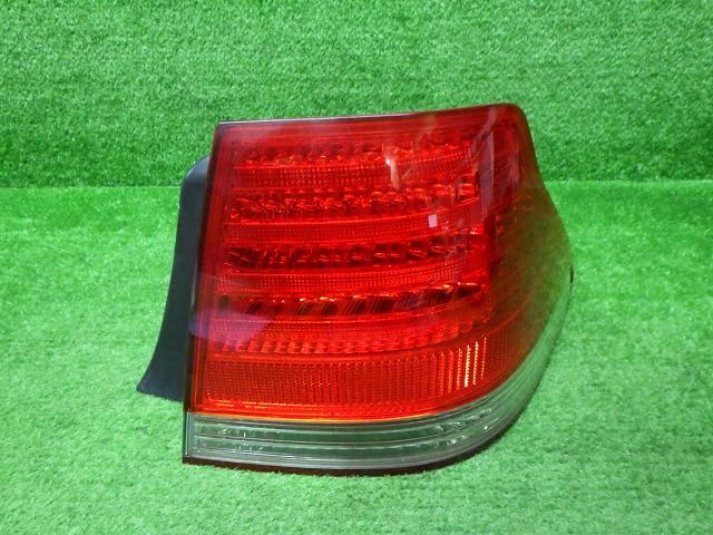 トヨタ　GRS180　GRS183　クラウン　ロイヤル　前期　右テールレンズ　30-303　LED球切れ無し　241113051