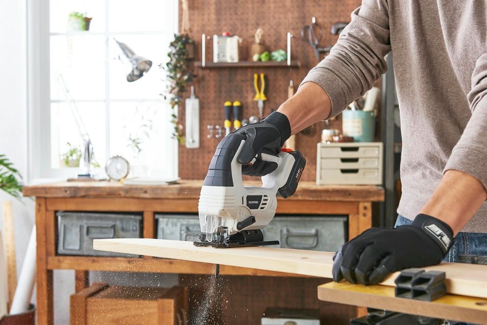  アイリスオーヤマ 共通バッテリーシリーズ コードレス ジグソー 電動のこぎり 10 8 V バッテリー 充電器付 ブレード付属 スピード変速機能 ホワイト IRIS OHYAMA JJS 101 ジグソー 切断工具 切断機