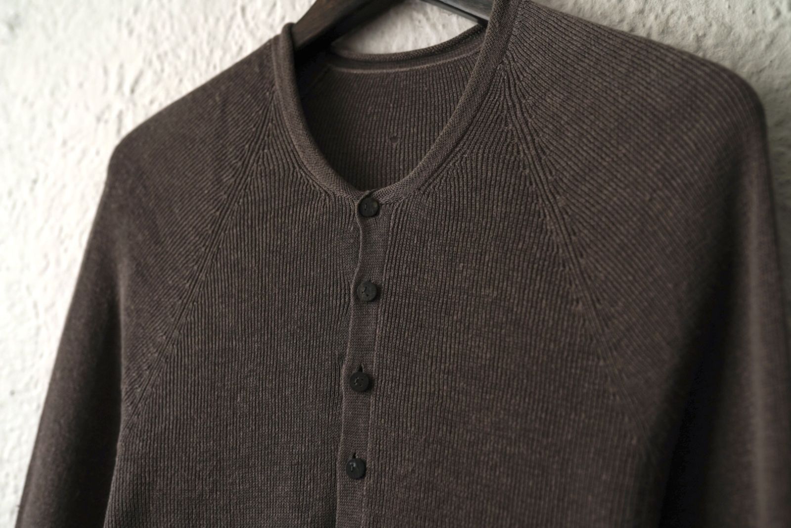 シルクニットヘンリーネックセーター / LABEL UNDER