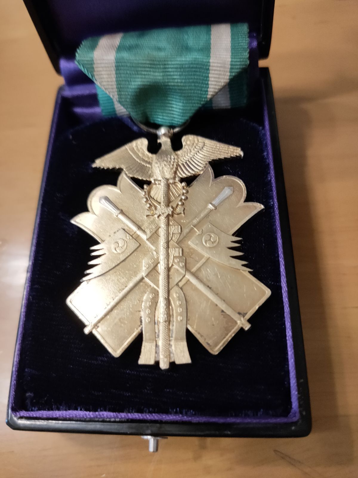 【美品】功六級金鵄勲章 明治勲章 徽章 共箱入 大正後期〜昭和初期型 本物保証 美品!】功六級金鵄勲章 明治勲章 初期発行タイプ 共箱入 本物