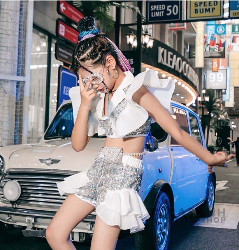 キッズ ダンス衣装 ガールズ ヒップホップ ジャズダンス 韓国 チアガール へそ出し 応援団 白 アップチア 花スリーブ 練習着 銀 スパンセット kni4a719855