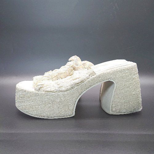 ◇ CHARLES & KEITH チャールズ＆キース ヒール 厚底 フリル ゴム調節 