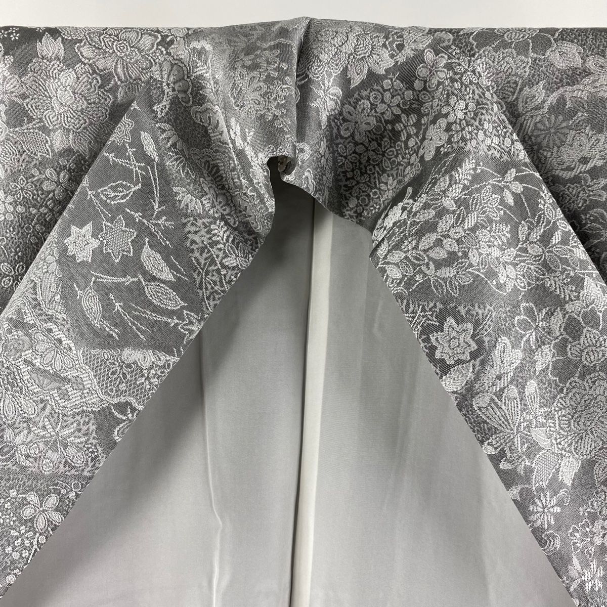 バイセル 着物 美品 名品 小紋 グレー 草花 地紋 鮫 金彩 鈴乃屋 正絹 袷 157cm Mサイズ ☆☆☆☆ 小紋 身丈163.5cm 裄丈67cm M 単衣 ますいわ屋 草花 地紋 灰緑 正絹 秀