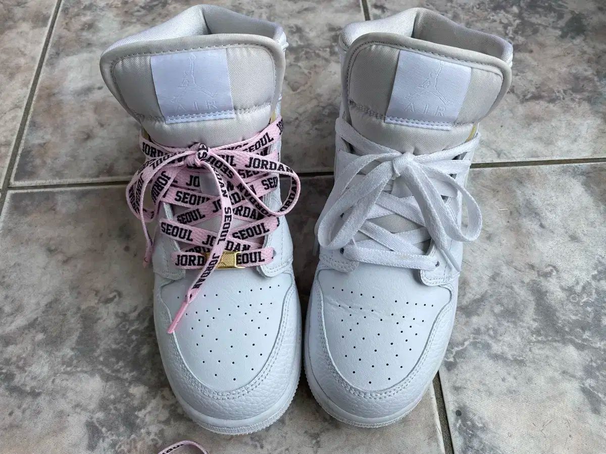 240 NIKE(ナイキ) ウィメンズ エアジョーダン 1 オールホワイト 白