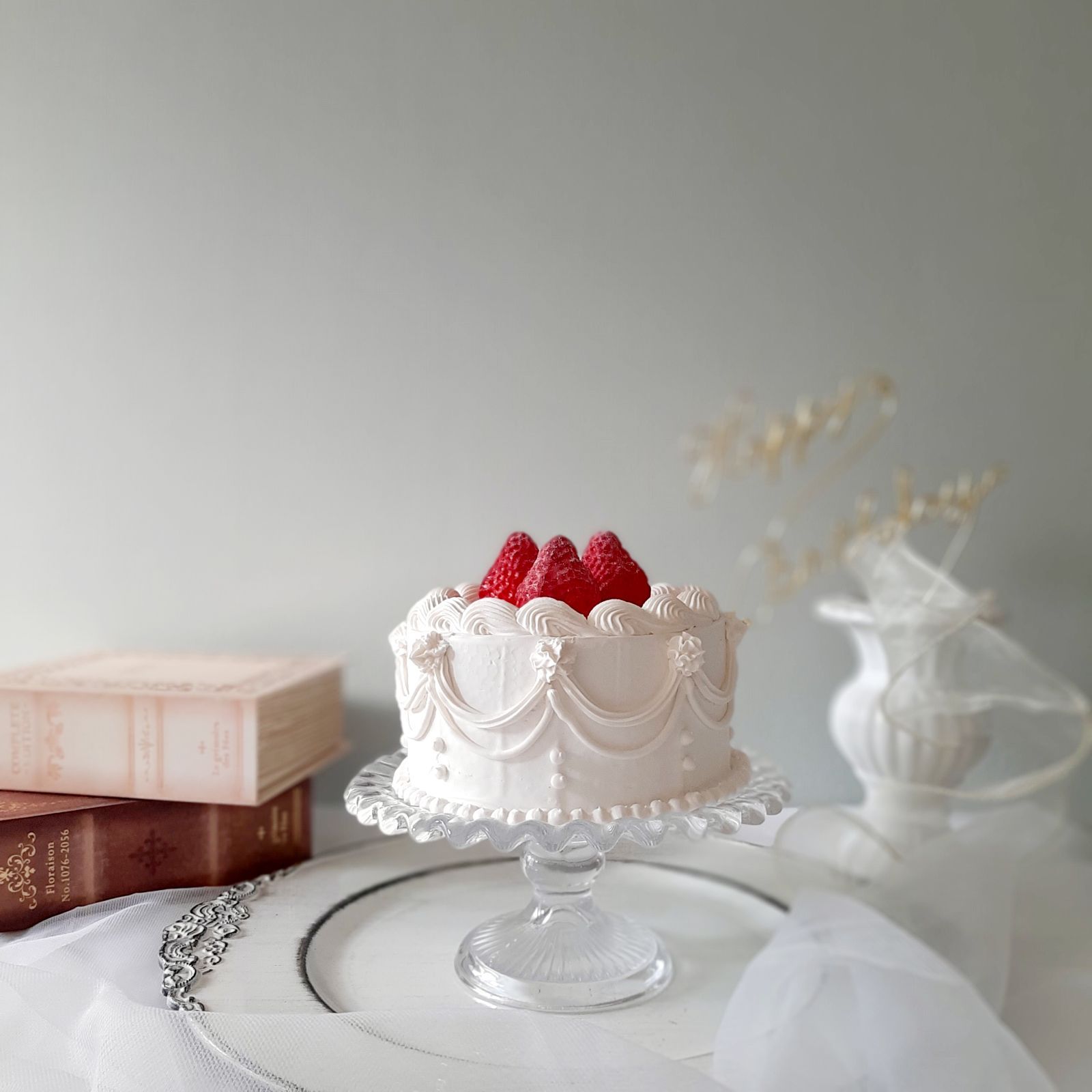 苺のクレイケーキ (トッパーオプション付) クレイケーキ センイルケーキ 推しケーキ いちご アンティーク nanan メルカリ
