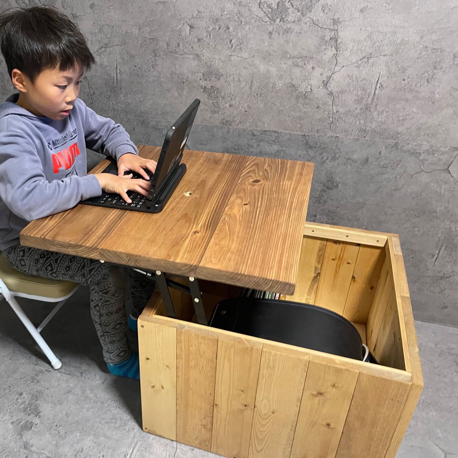 どこでも子供部屋BOX】開けば勉強机にもなるランドセルや教科書など