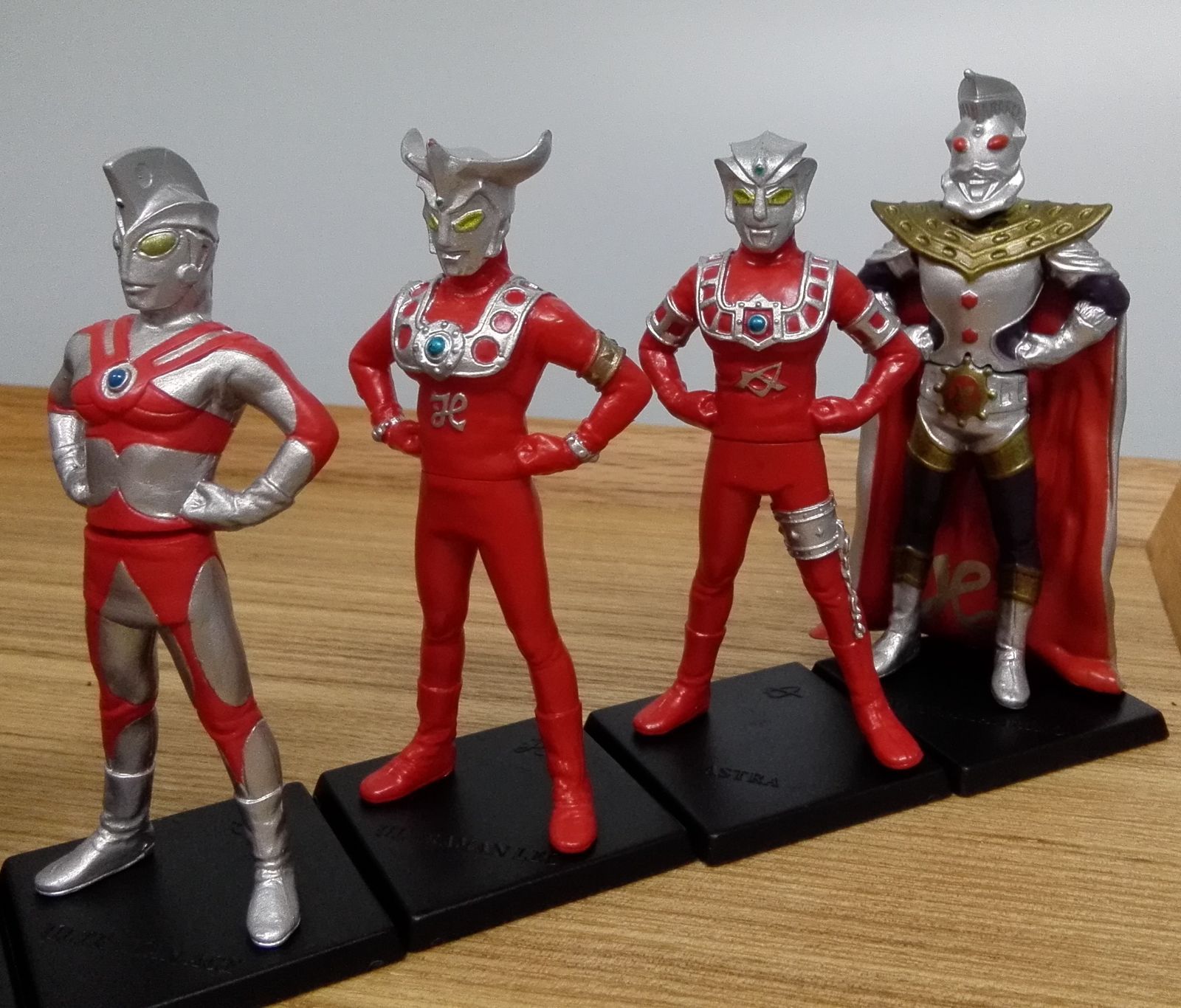 非売品付き】ガシャポン 台紙付きHGシリーズウルトラマン 我らウルトラ