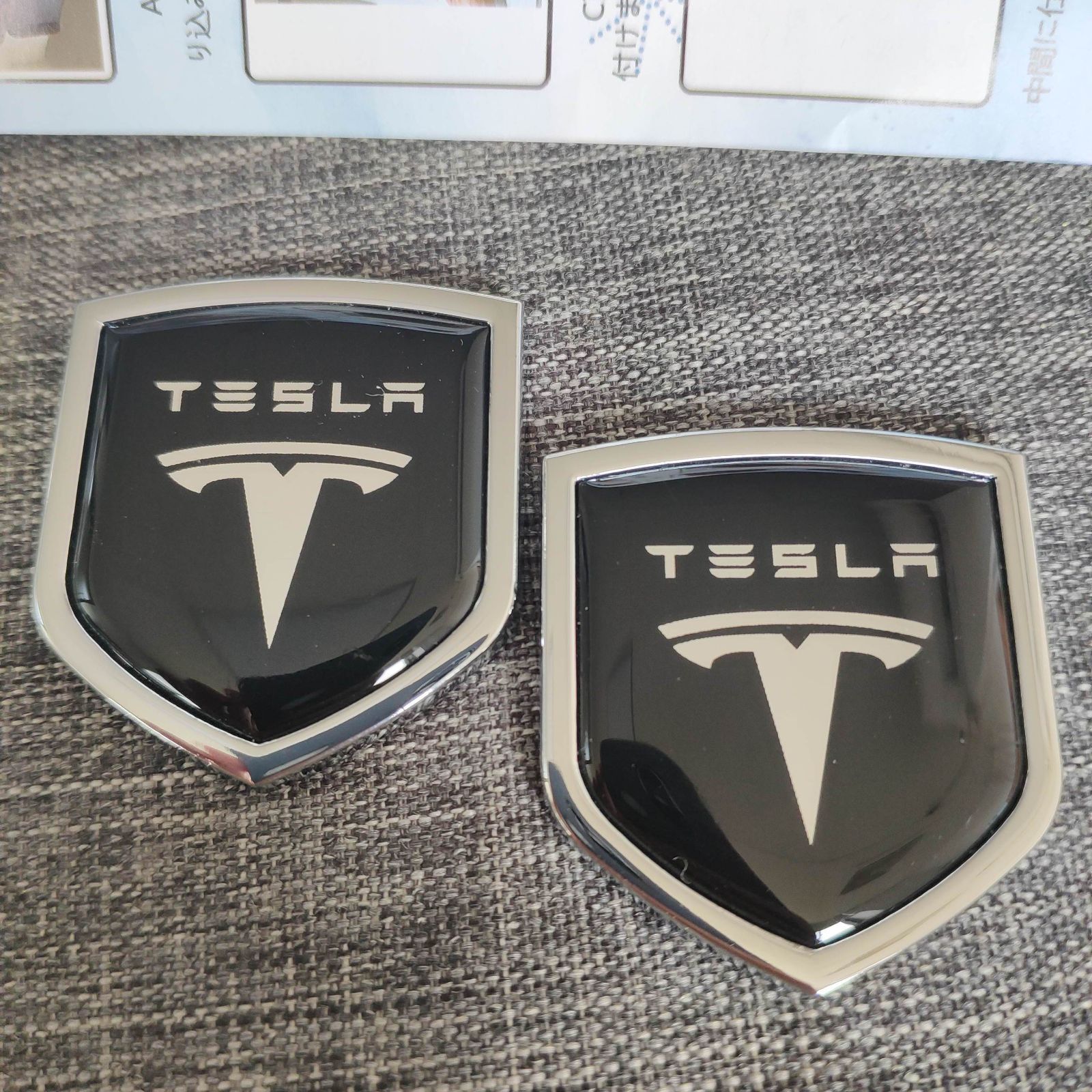 新品 ！高品質！テスラ Tesla ロゴ エンブレムバッジ ステッカー 2個セット - メルカリ