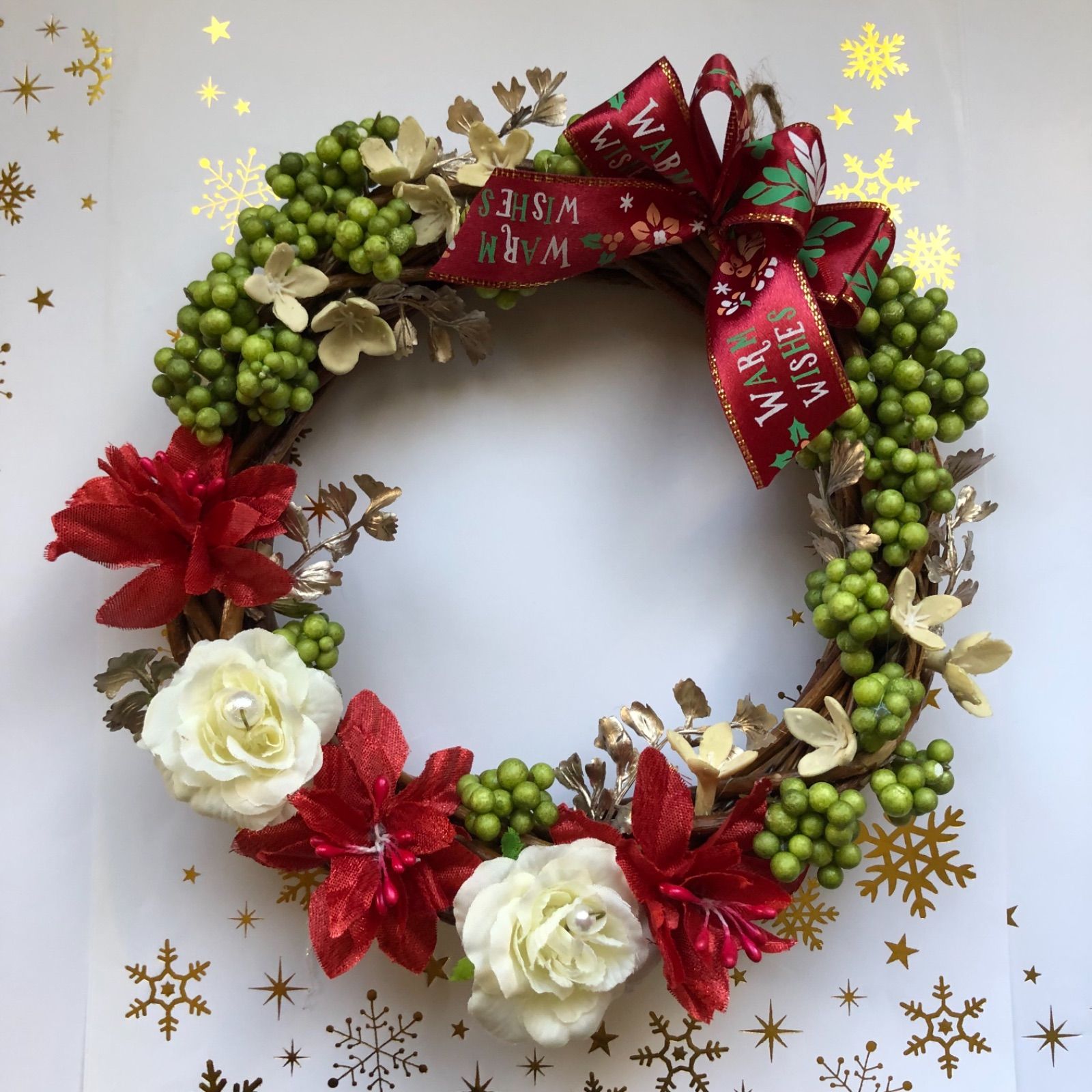 クリスマスリース 赤い薔薇とポインセチア 遠くからでも目立ちます！