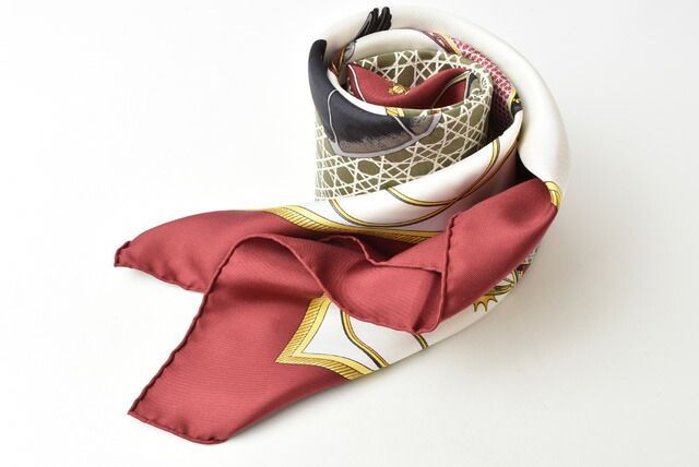 【美品】HERMESエルメススカーフカレ90 馬車モチーフ ボルドー/ホワイト エルメス スカーフ HERMES スカーフ カレ90 シルクツイル 馬車モチーフ