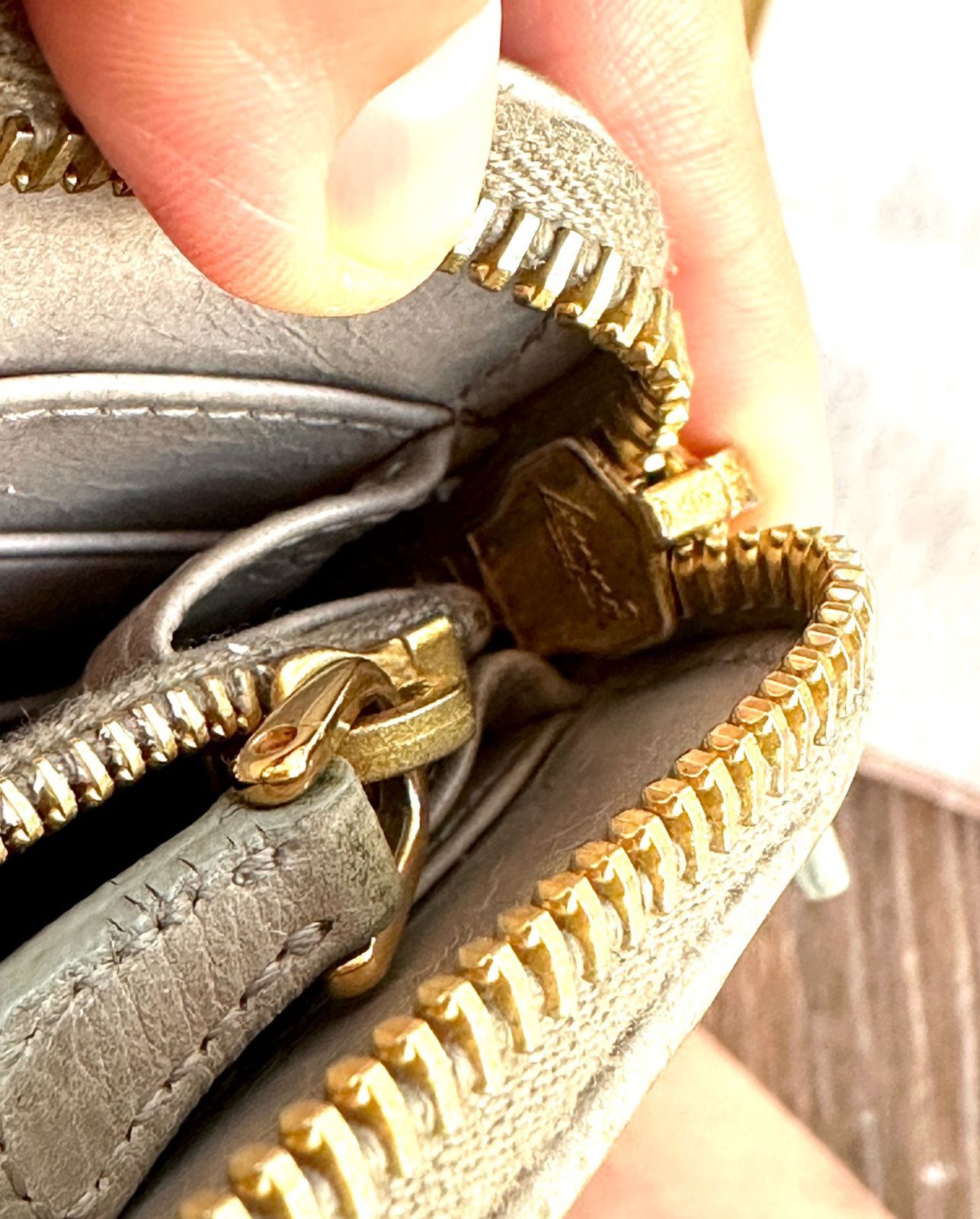 ヴィンテージ加工を施したロングウォレットです