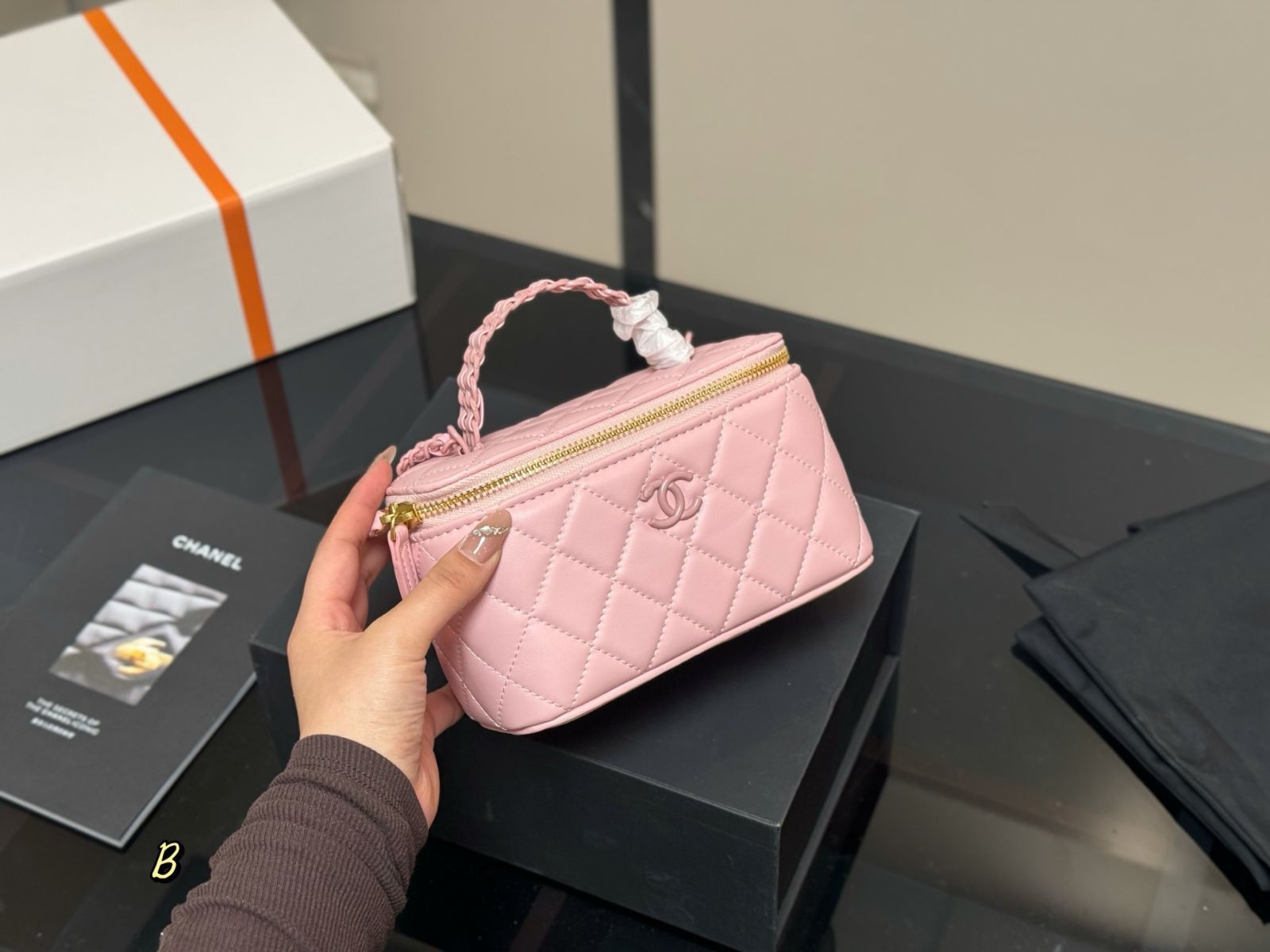CHANEL ブラック レザー メイクアップケース 今日特価】Chanel Makeup Case シャネル ハンドル メイクアップ