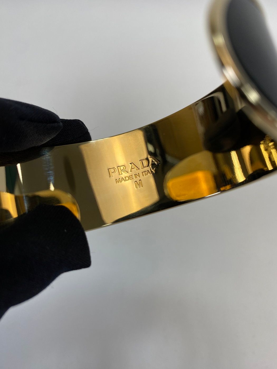 PRADA プラダ エナメルメタル カフブレスレット バングル 黒 PRADA プラダ エナメルメタル カフブレスレット バングル 黒