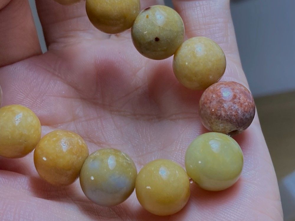 ミャンマー産本翡翠　個性的、『鶏油黄』黄翡翠金銭福字彫リブレスレット　鑑定書付き ミャンマー産本翡翠 個性的、『鶏油黄』黄翡翠金銭福字彫リ