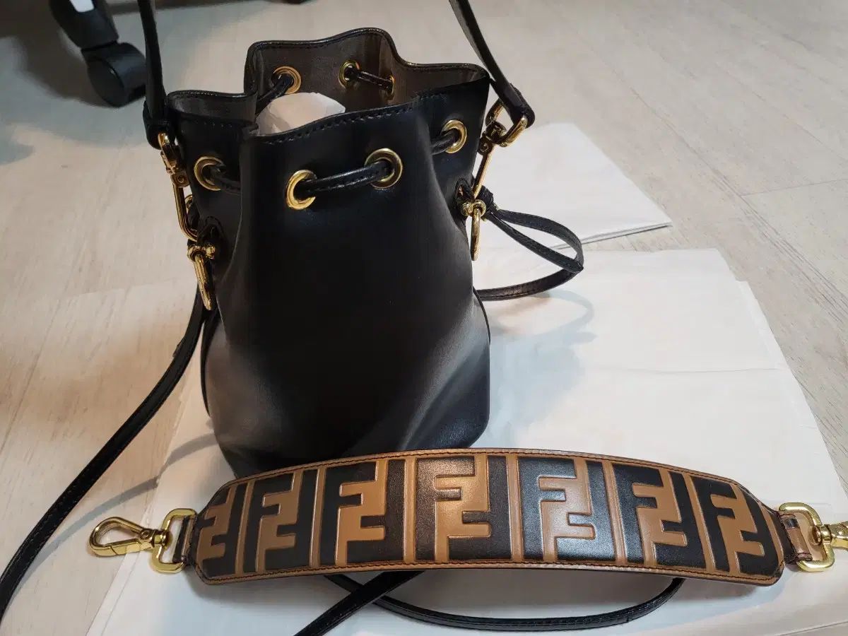 FENDI フェンディ モントレゾール ミニ バケットバッグ 販売