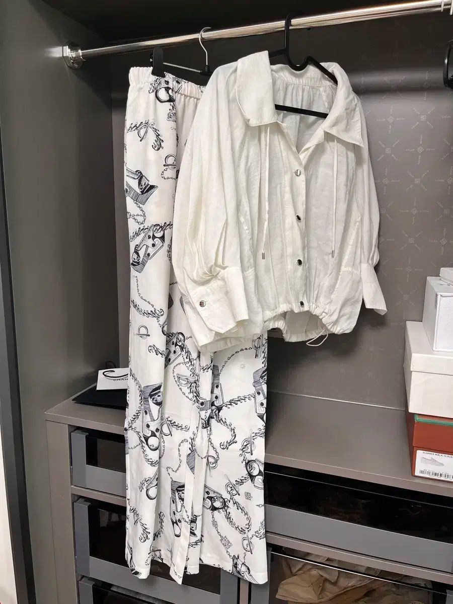 白 ブラウス ＆ ラグジュアリー シルク ズボン