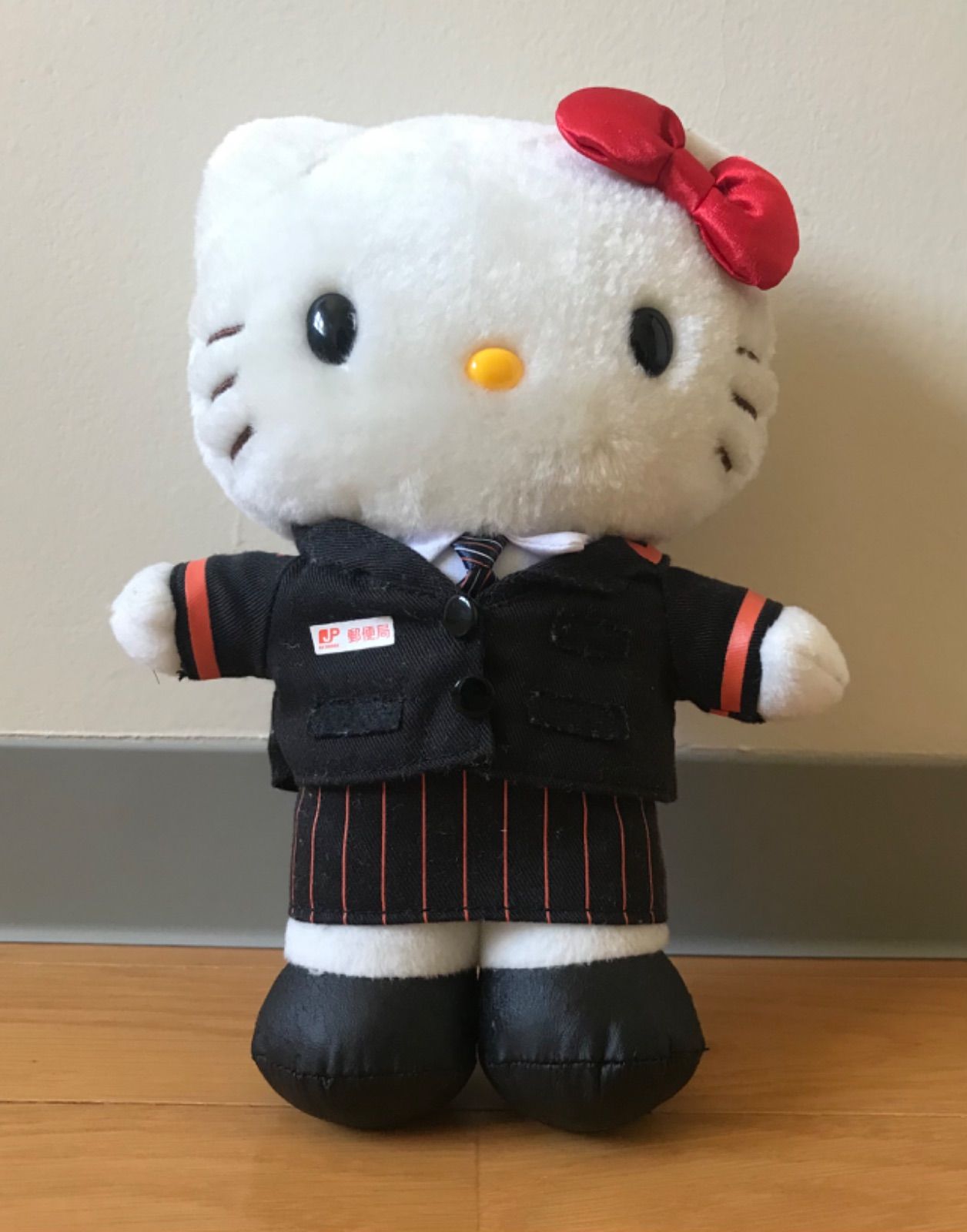 非売品】郵便局の制服を着たキティちゃんのぬいぐるみ - メルカリ