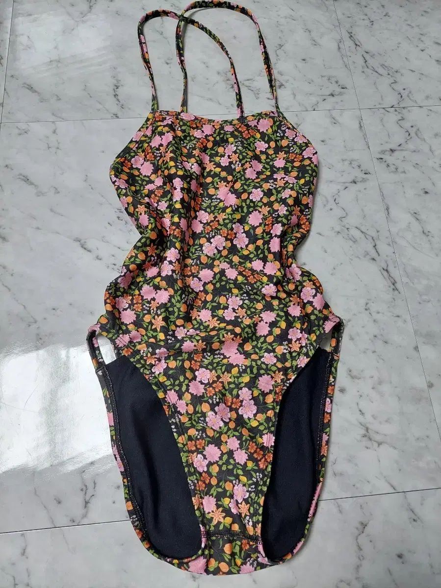 JOLYN フローラフルート ギャビン 26 JOLYN スイミングキャップ スタート台