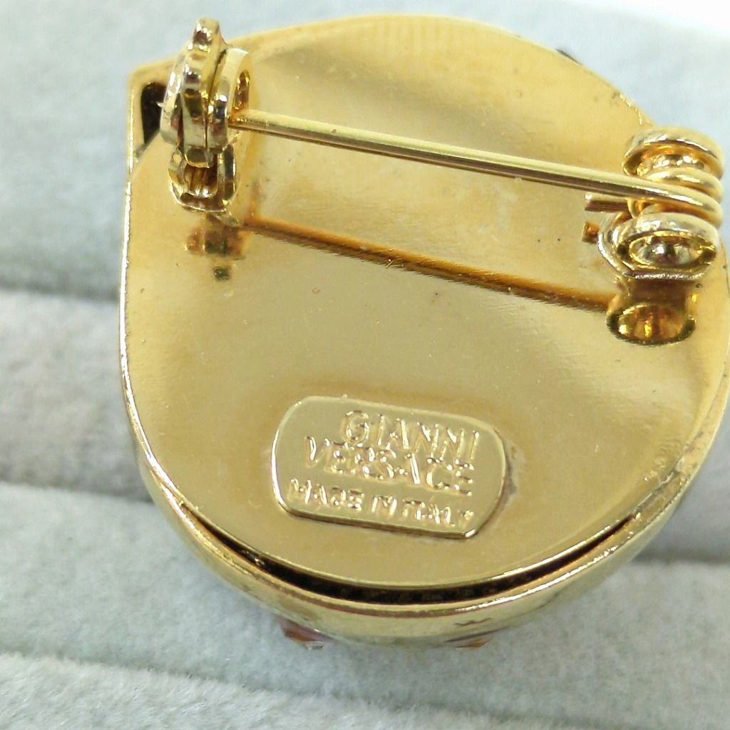 ジャンニヴェルサーチェ クリスタルラインストーン ピンブローチ