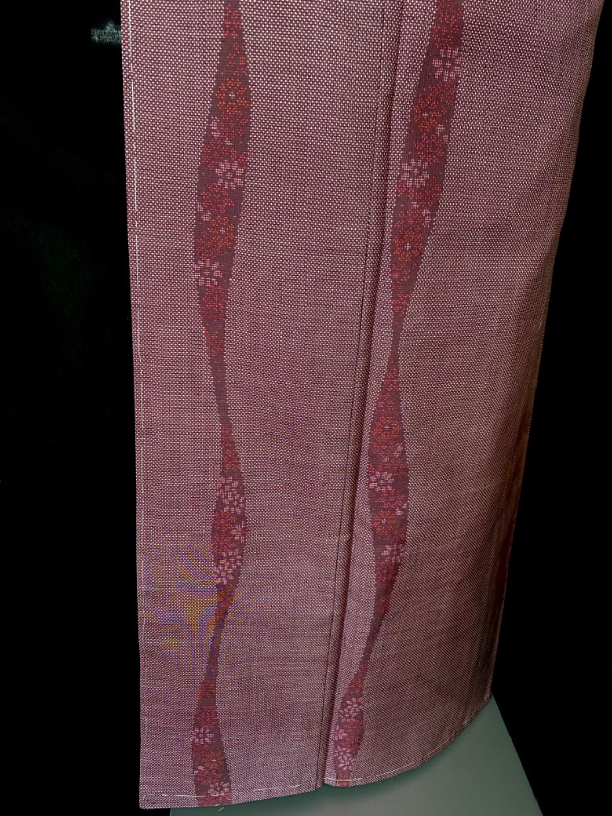 赤紫によろけ縞大島紬〉SALE 仕付け付き未使用 織り出し 泥大島 菊模様  