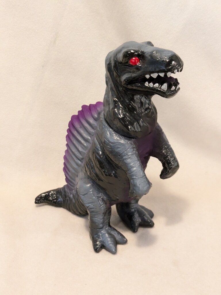 ② FUTILE TOY SACE DINO ソフビ FUTILE TOY SACE DINO 黒成型/グレー/背びれ紫 【公式通販】