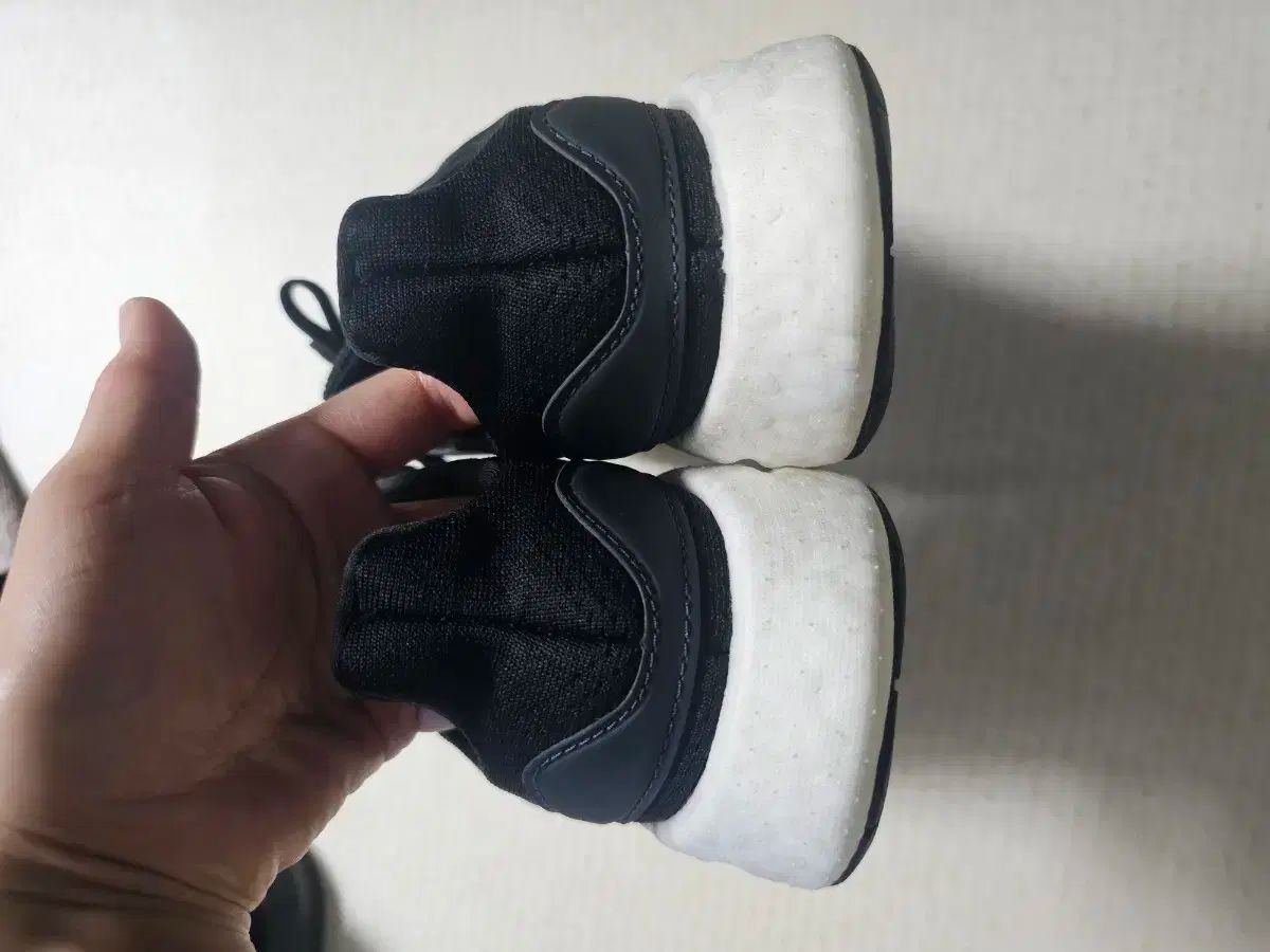 アディダス スニーカー