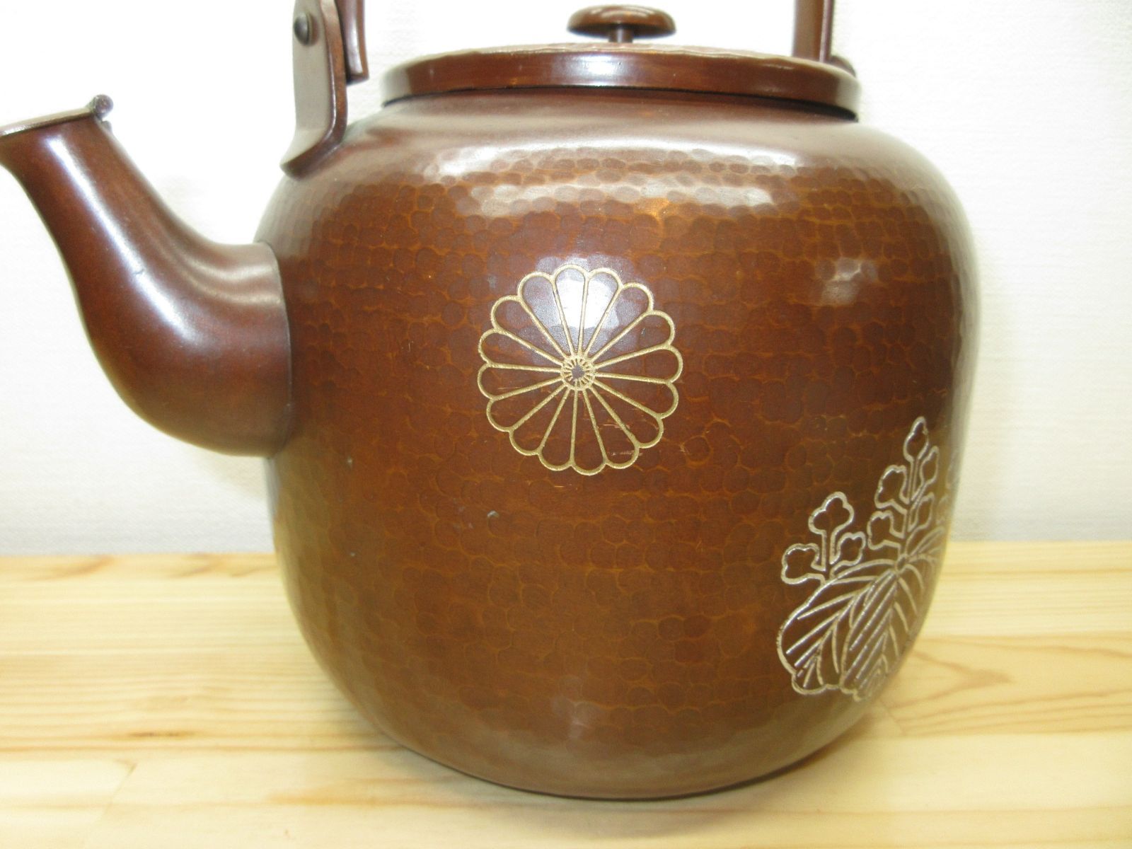 逢絢亭】茶道具 香合 桑地 兜の形 内金箔塗 木製 川本光春 共箱入り