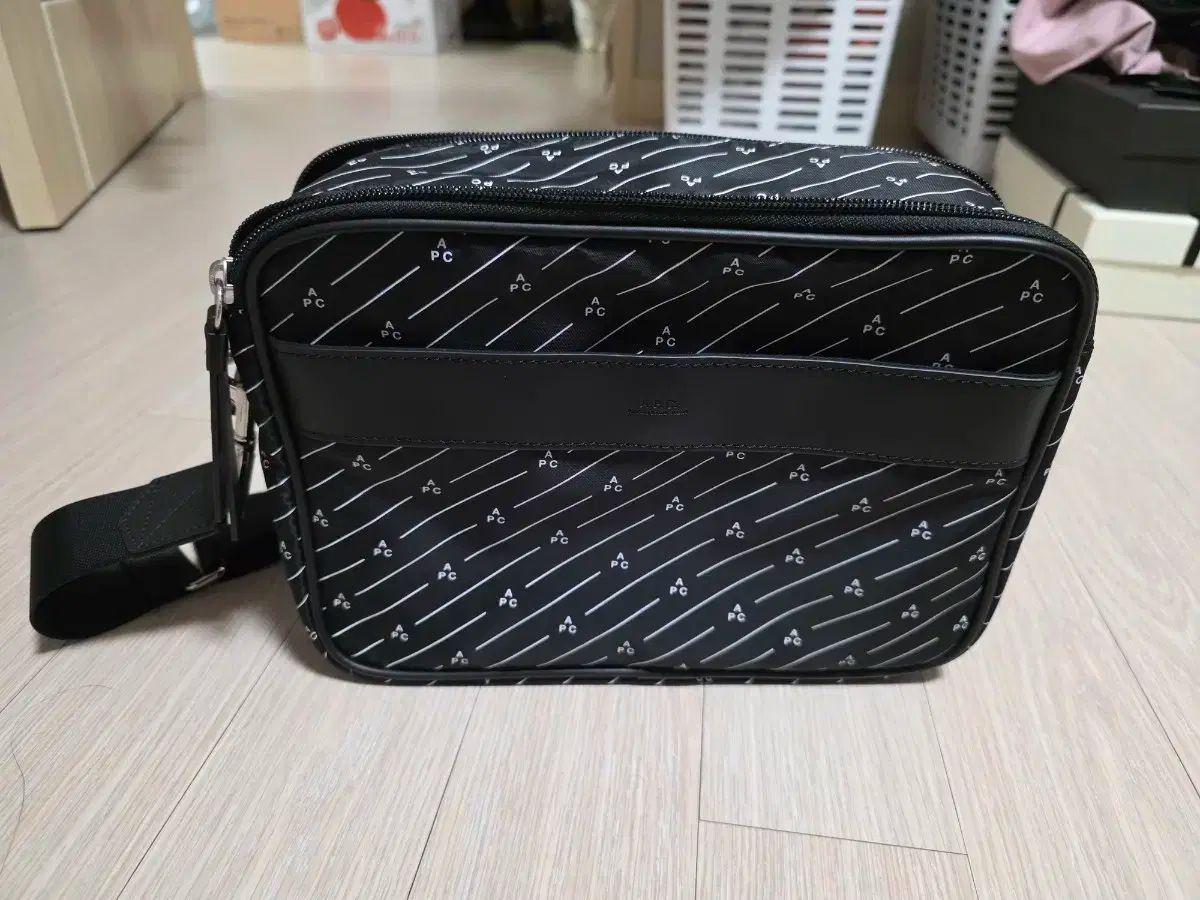 A P C Miles カメラバッグ ブラック メッセンジャーバッグ ショルダーバッグ バッグ