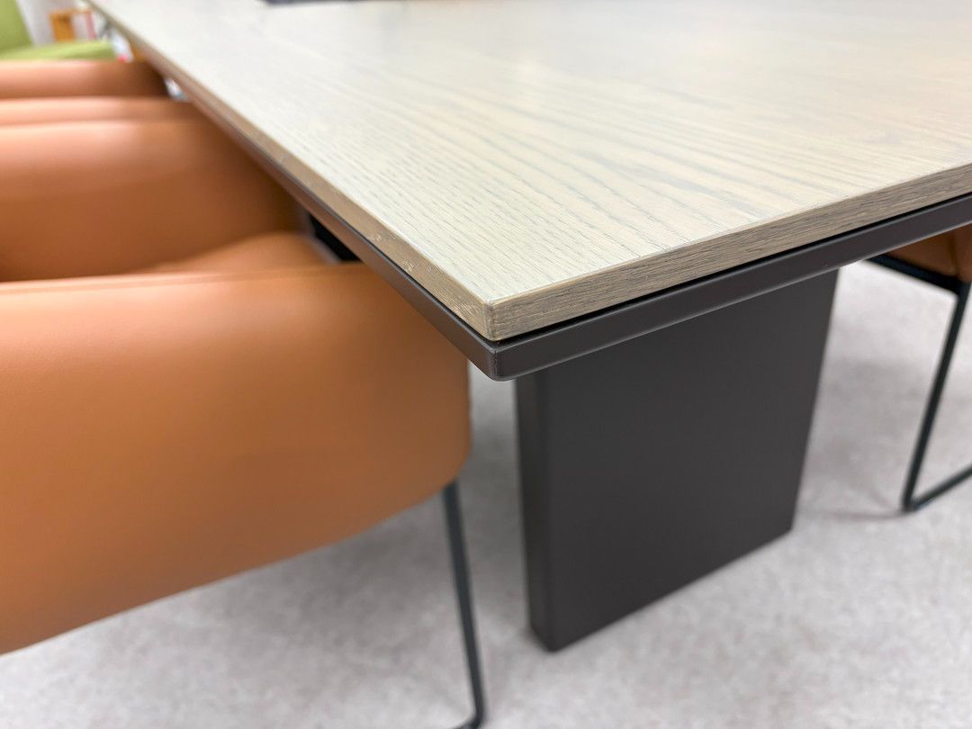 アルフレックス Arflex：AFFOGATO ｸﾞﾚｰｵｰｸ色 ダイニングテーブル 展示品