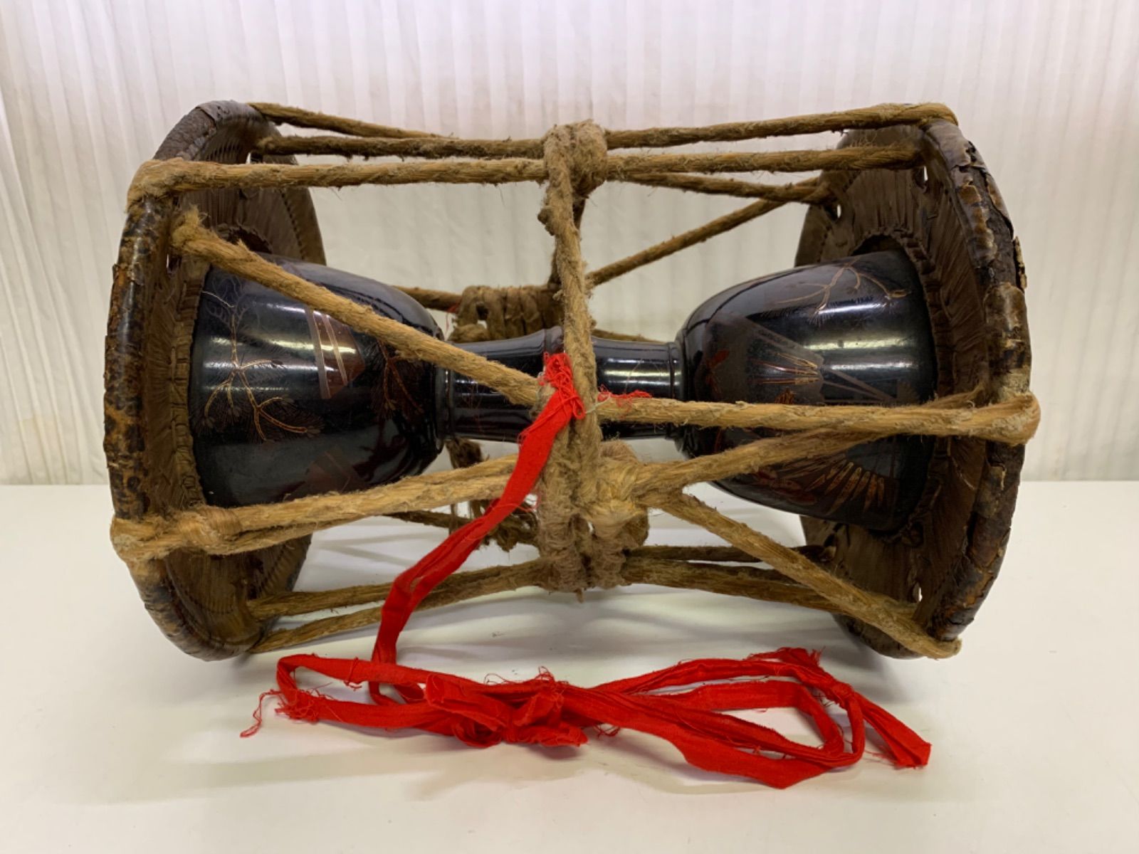 和楽器 小鼓 蒔絵 調緒付き 能 狂言 舞台 木箱付 演奏用 和 小鼓