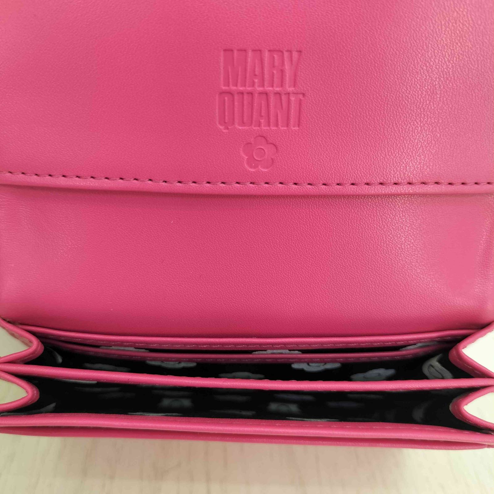 マリークワント ラウンドフラップデイジー カードケース　(MARY QUANT) マリークワント MARY QUANT ラウンドフラップデイジーカード