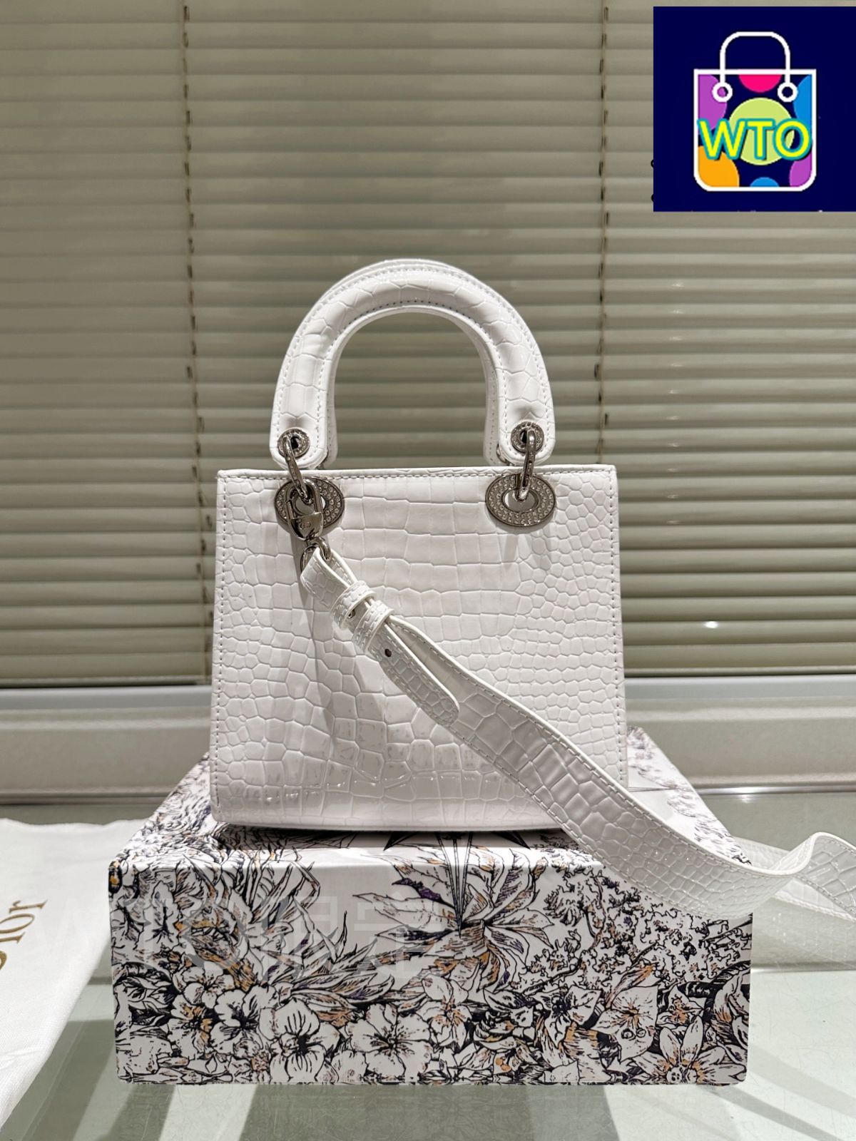 今日特価】Dior Lady Dior Bag with Folding Gift Box