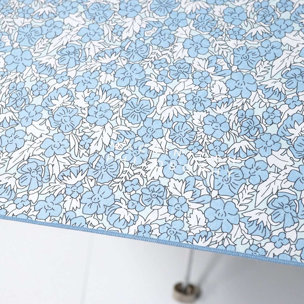 【未使用】マッキントッシュフィロソフィー 傘 ブルー 花柄 軽量 折りたたみ MACKINTOSH PHILOSOPHY｜マッキントッシュ フィロソフィーの