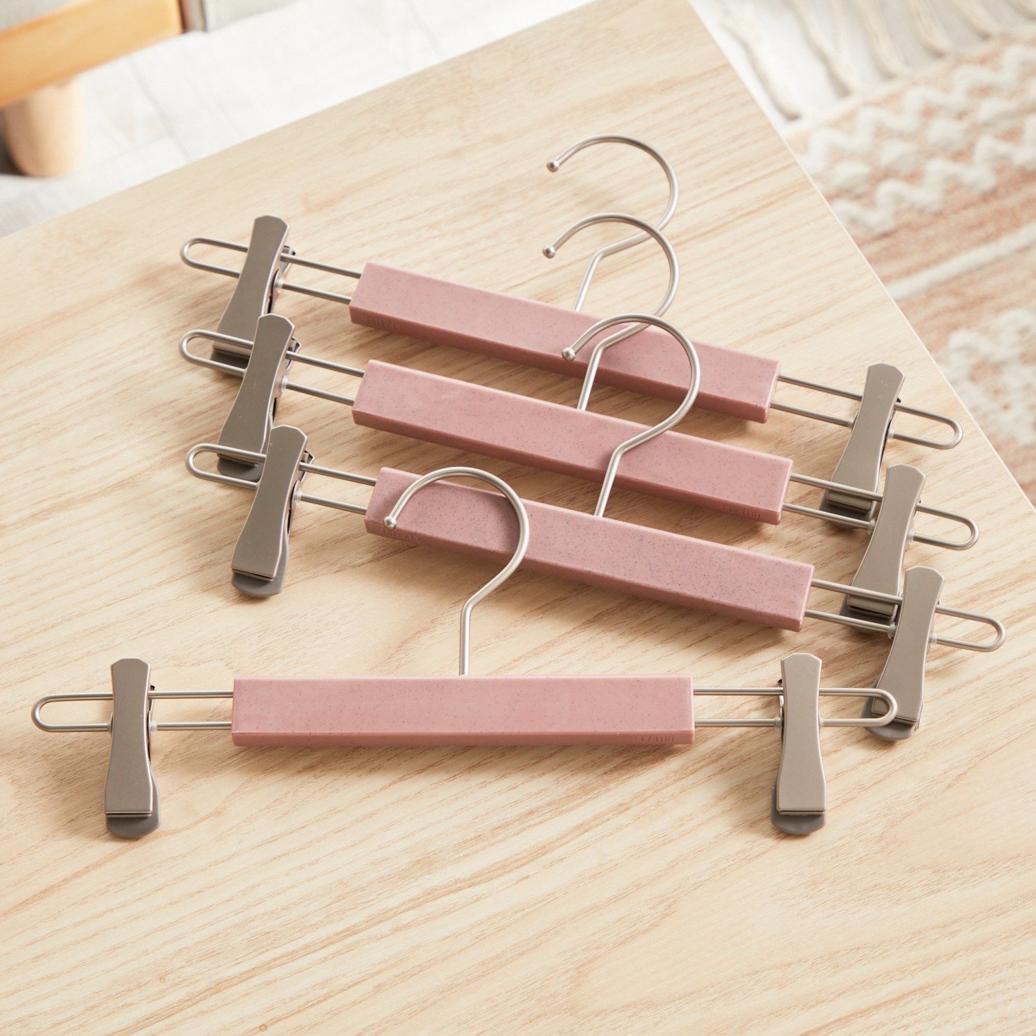 【新品未使用】Balmy Hanger バルミーハンガー 特許取得クリップ ずり落ちづらく 幅広い種類のボトムスに グリップクリップハンガー 4本セット ピンク【参考価格￥4，120-】