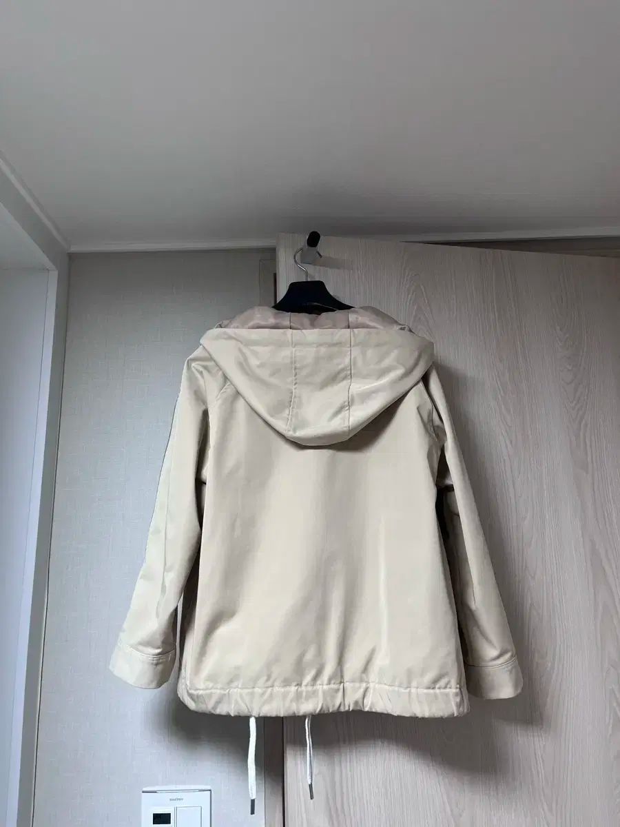 クチ ウィンドブレーカー s