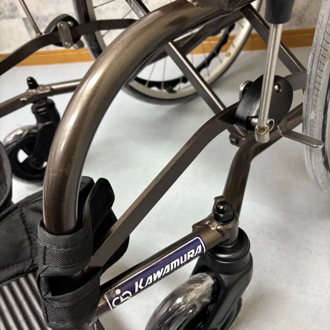 WAVITシリーズ WA22-40 ノーパンクタイヤ 自走介助兼用 車椅子